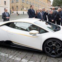 Lamborghini-Huracan-for-Pope-Francis-0